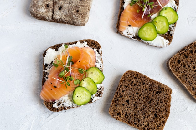 Roggenbrot, Räucherlachs, Gurke und Microgreens