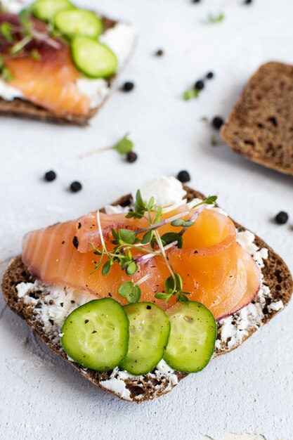 Roggenbrot, Räucherlachs, Gurke und Microgreens