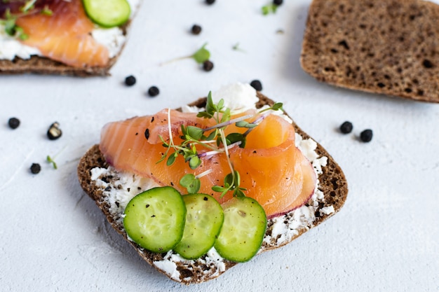 Roggenbrot, Räucherlachs, Gurke und Microgreens