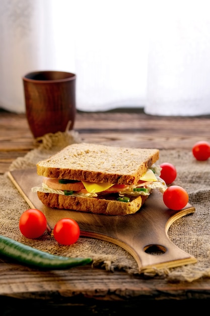 Roggenbrot, Schinken, Käse, Tomaten und Chili mit Barbecue-Sauce