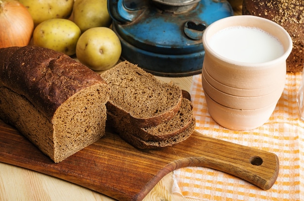 Roggenbrot und Milch auf dem Tisch. Stillleben im rustikalen Stil