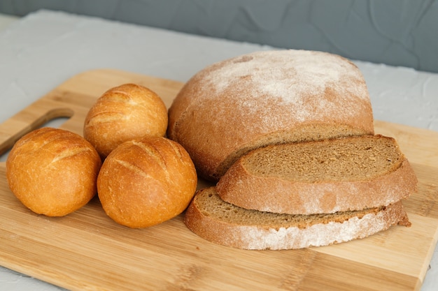 Roggenbrot und Scones auf Holzbrett