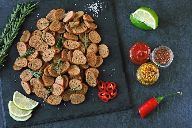 Foto roggencracker auf einem steinbrett mit gewürzen und sauce