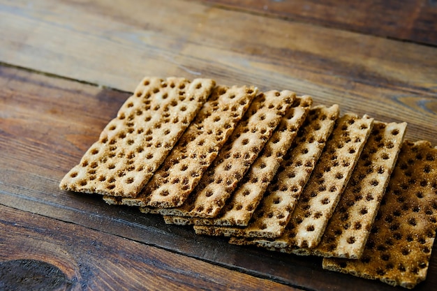 Roggenknäckebrot Knuspriges Trockenbrot Knäckebrot für Sandwiches Brotersatz Holzhintergrund Seitenansicht