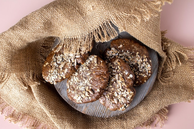 Roggenkuchen mit in Leinen gewickelten Samen