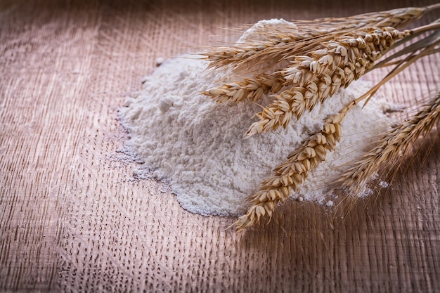 Roggenohren kleiner Mehlhaufen auf Holzbrett Essen und Trinken Konzept