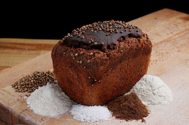 Roggenvollkornbrot. Roggenbrot auf einem Holzbrett