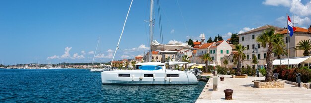 Foto rogoznica uferpromenade und yachthafen am mittelmeer urlaub panorama auf reisen in kroatien