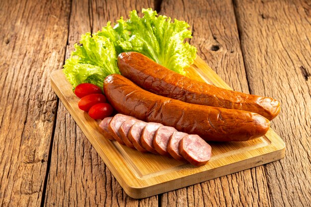 Roh geräucherte Wurst auf dem Tisch Wurst aus Calabrese