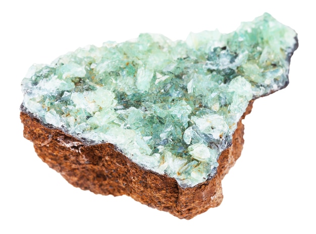 Rohe Anapait-Kristalle auf Limonit-Felsen isoliert