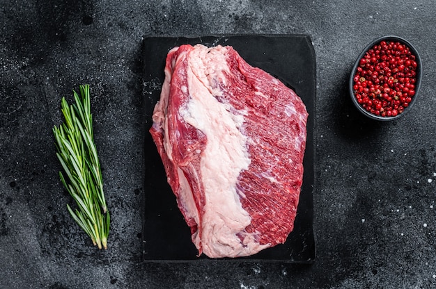 Rohe Außenseite Rundes Roastbeef-Fleisch, geschnitten auf einem Marmorbrett