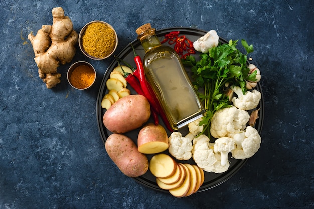 Rohe Bestandteile, die aloo gobi Inderlebensmittel kochen