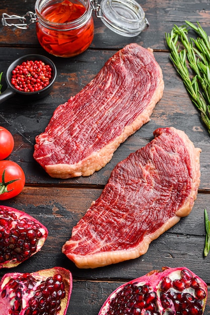 Rohe Bio-Rindersteaks von Picanha mit Gewürzen, Rosmarin und Tomaten