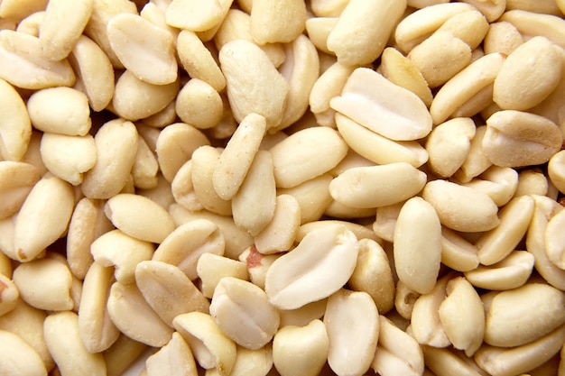 Rohe blanchierte Erdnüsse als Lebensmittelhintergrund in der Nähe