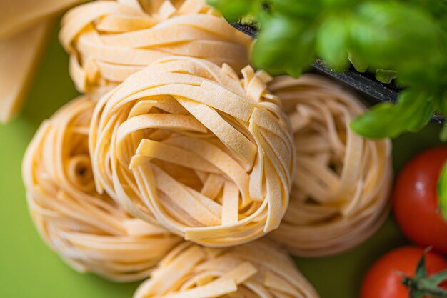 Rohe Bolognese-Nudeln mit Zutaten nach traditionellem italienischem Rezept