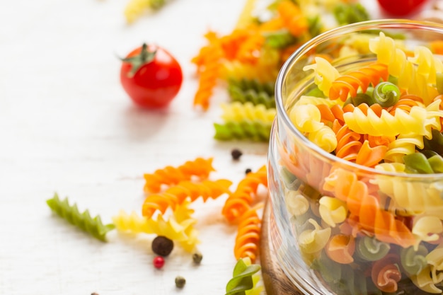 Rohe bunte italienische fusilli Teigwaren und Gewürze