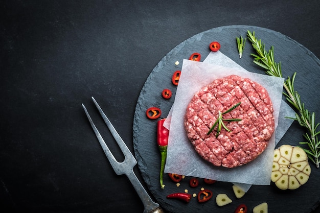 Rohe Burgerpatties mit Kräutern und Gewürzen