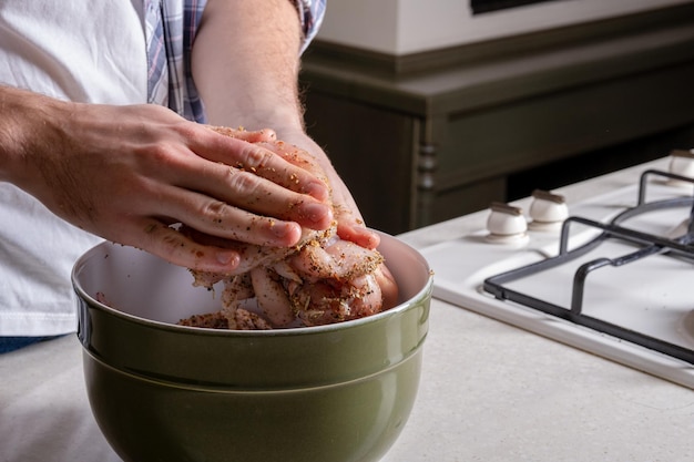 Rohe eingelegte Hähnchenflügel Rohes Hähnchen in Gewürzen Hähnchenflügel kochen