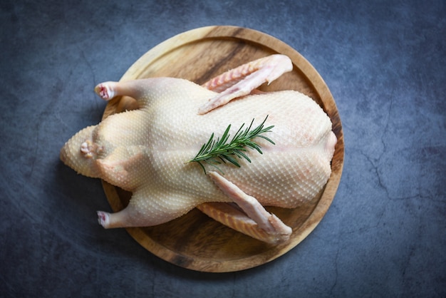 Rohe Ente bereit, auf dunkler Oberfläche zu kochen