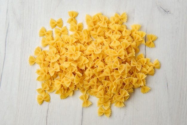 Rohe Farfalle auf Holztisch