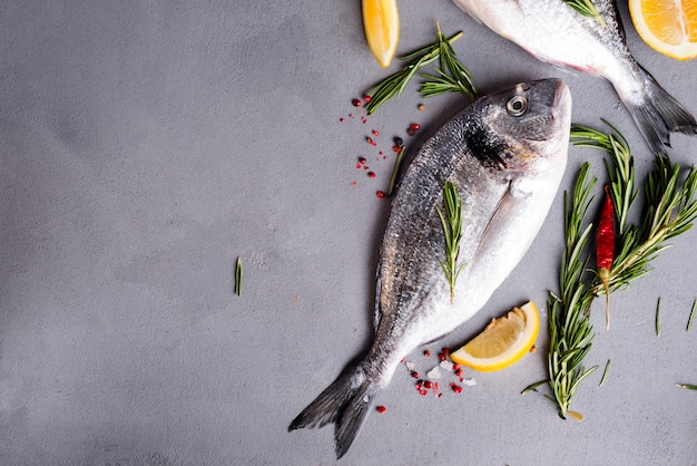 Rohe Fischküche und Zutaten.