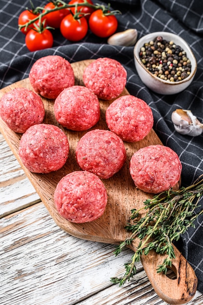 Rohe Fleischbällchen aus Rinderhackfleisch. Weißer Hintergrund. Draufsicht