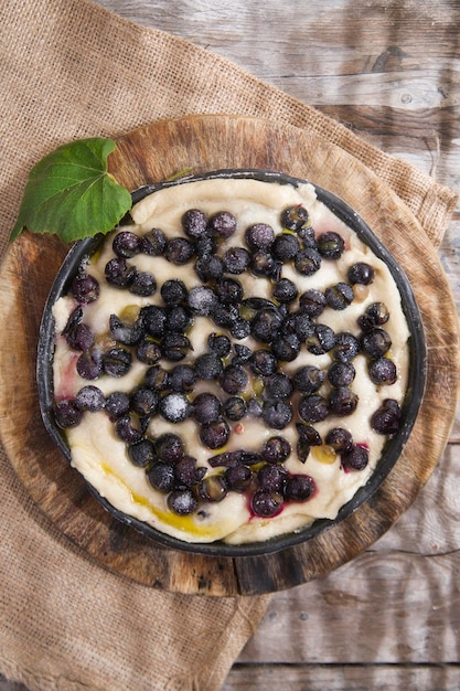 Foto rohe focaccia mit roter traubenerdbeere