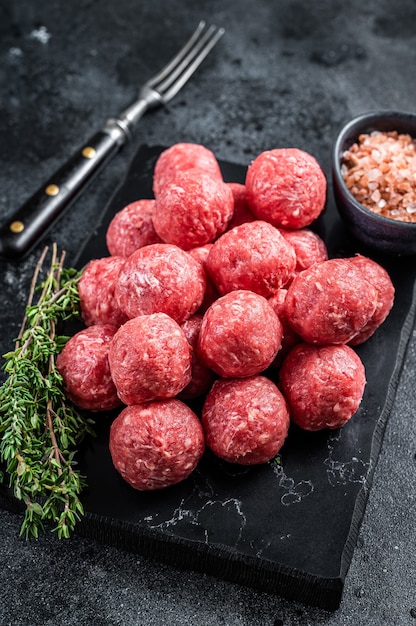 Rohe Frikadellen aus Rind- und Schweinehackfleisch mit Thymian