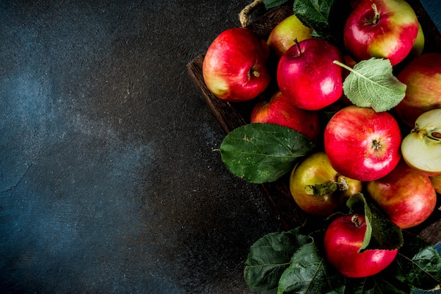 Rohe frische Äpfel im hölzernen Behälter