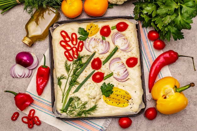 Rohe Gartenfocaccia. Frischer Teig und Gemüse, Olivenöl, Gemüse