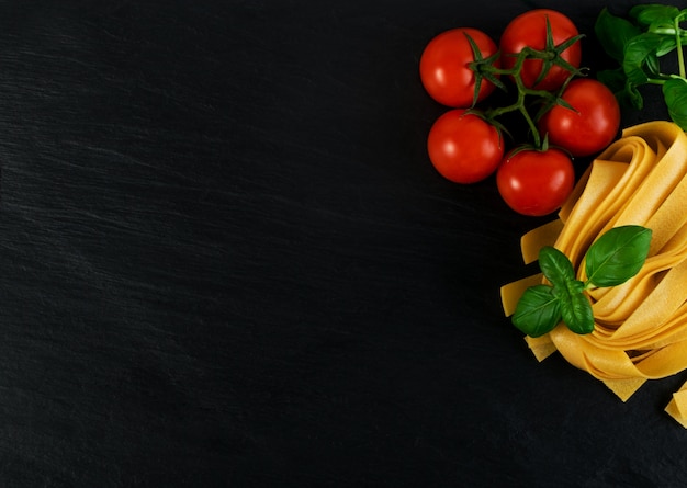 Rohe gelbe italienische Pasta Pappardelle, Fettuccine oder Tagliatelle Draufsicht.