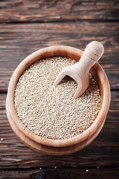 Rohe gesunde Quinoa auf dem Holztisch