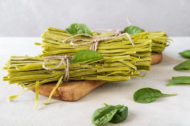 Foto rohe grüne pasta fettuccine mit spinat