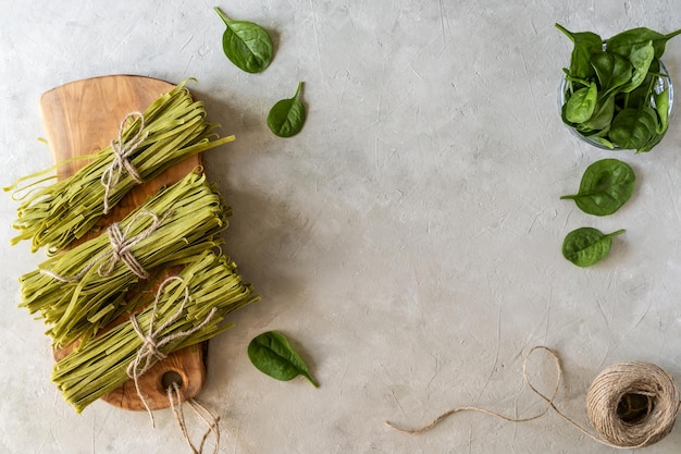 Foto rohe grüne pasta fettuccine mit spinat