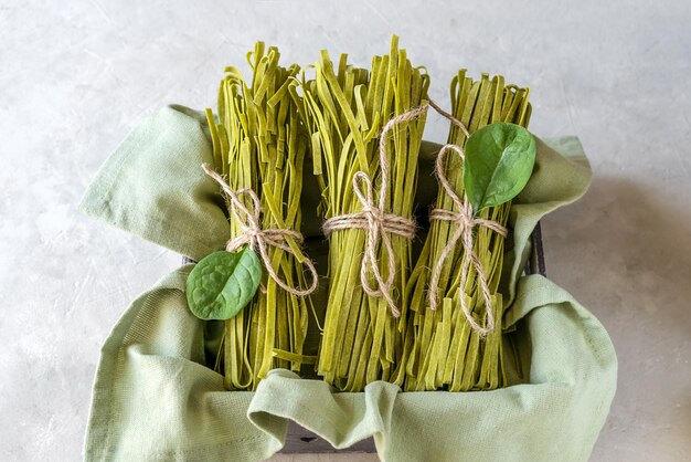 Foto rohe grüne pasta fettuccine mit spinat