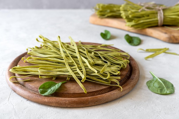 Foto rohe grüne pasta fettuccine mit spinat