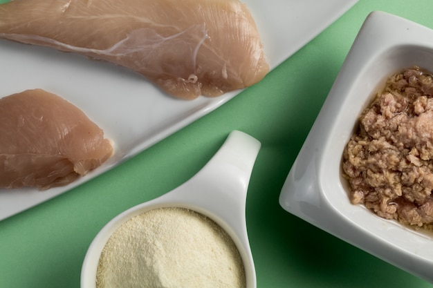 Rohe Hähnchenbrust, Thunfisch in Öl und ein Molkenprotein-Vanille-Aroma
