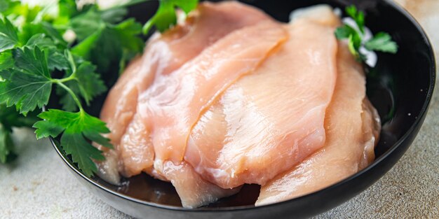 Rohe Hähnchenbrustscheiben Geflügelfleisch gesunde Mahlzeit Diät Snack auf dem Tisch Kopienraum Essen