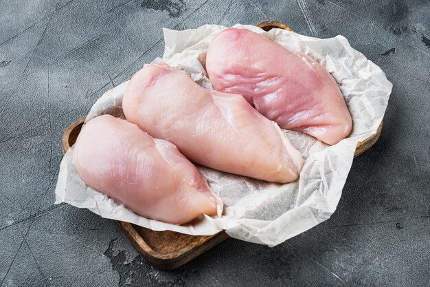 Rohe Hähnchenfilets auf grauem Tisch