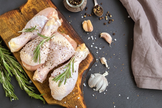 Rohe Hähnchenschenkel mit Gewürzen. Zutaten zum Kochen.