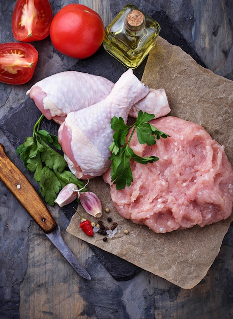 Rohe hähnchenschenkel und hackfleisch