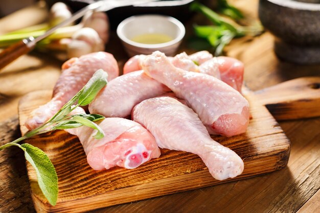 Rohe Hähnchenschenkel zum Kochen mit Kräutern