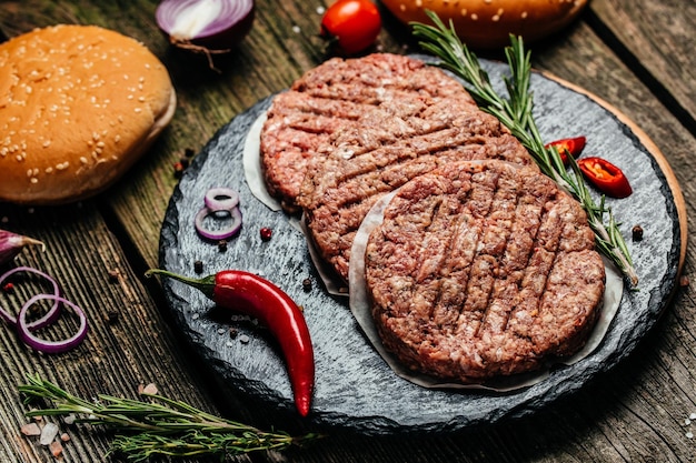 Rohe Hamburgerkoteletts für Grill oder Burger. Gehacktes Lammfleisch. Hintergrund für Lebensmittelrezepte. Nahaufnahme