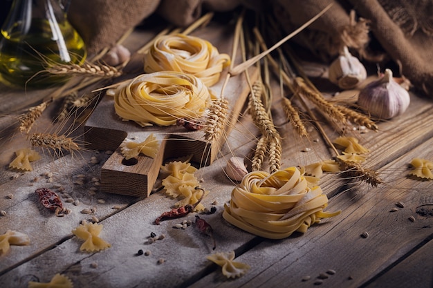 Rohe hausgemachte Pasta mit Mehl und Gewürzen