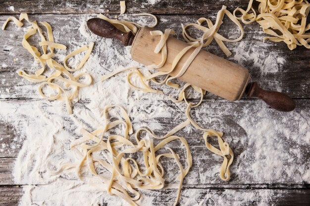 Rohe hausgemachte Pasta mit Nudelholz