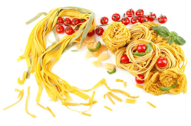 Foto rohe hausgemachte pasta und tomaten, isoliert auf weiss