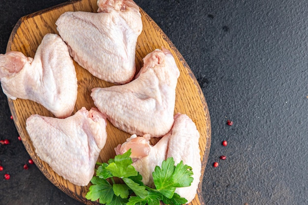 Rohe Hühnerflügel Fleisch Geflügel frischer Mahlzeit Snack auf dem Tisch Kopie Raum