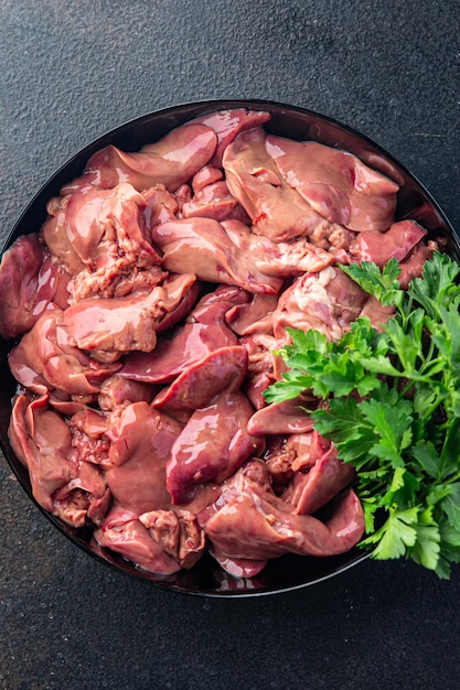 rohe Hühnerleber Innereien Mahlzeit Snack Kopie Raum Essen Hintergrund rustikale Keto- oder Paleo-Diät