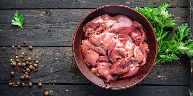 Rohe Hühnerleber Innereien Stück Mahlzeit Snack auf dem Tisch kopieren Raum Essen Hintergrund rustikal