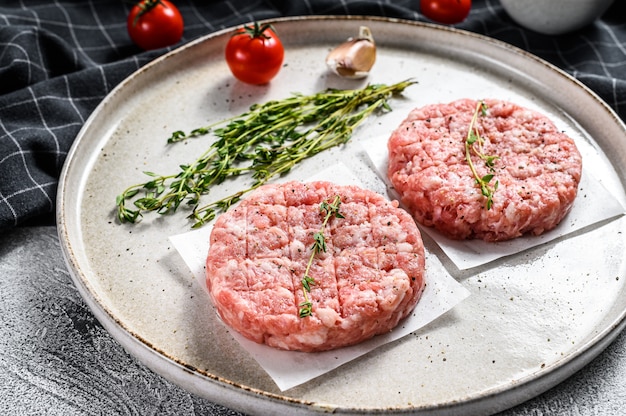 Rohe Hühnerschnitzel, Hackfleischpastetchen